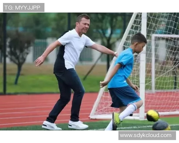 足球明星与床笠学生的奇妙邂逅揭示了青春与梦想的交汇点